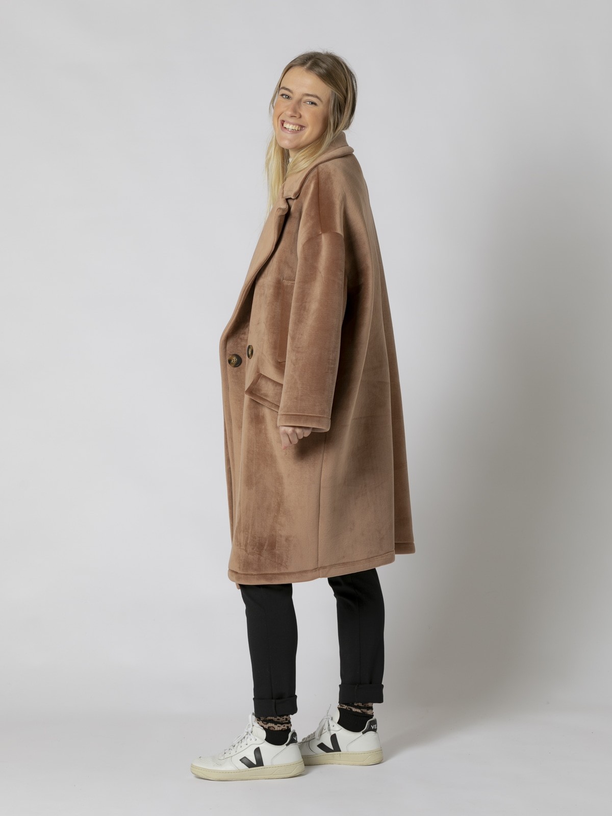 Woman Oversized velvet coat Camel