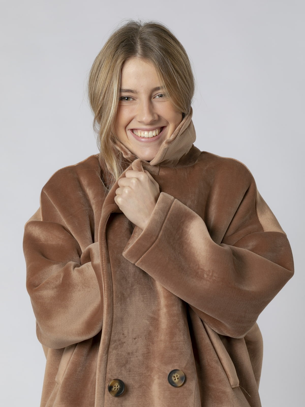 Woman Oversized velvet coat Camel