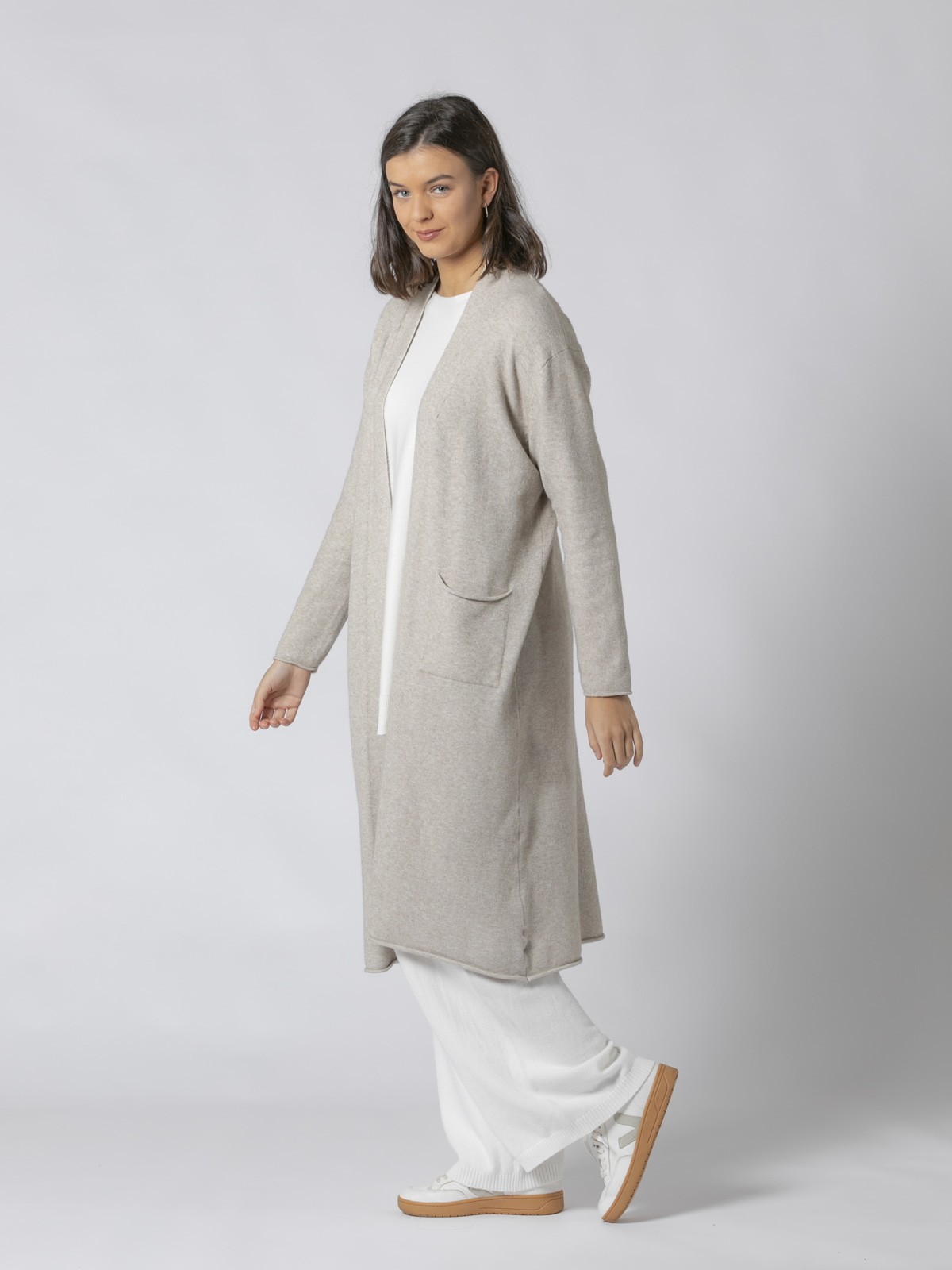 Woman Long knit coat and pockets Beige