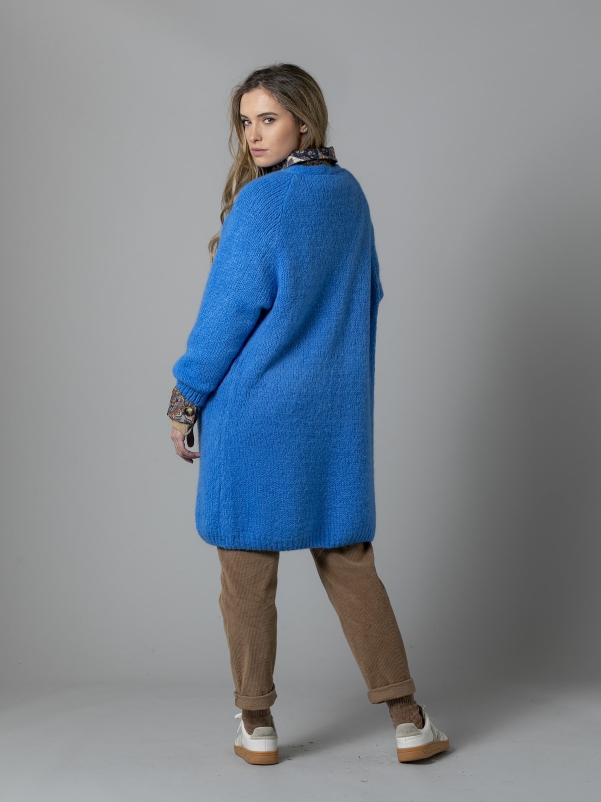 Woman Long knitted jacket with pockets Blue