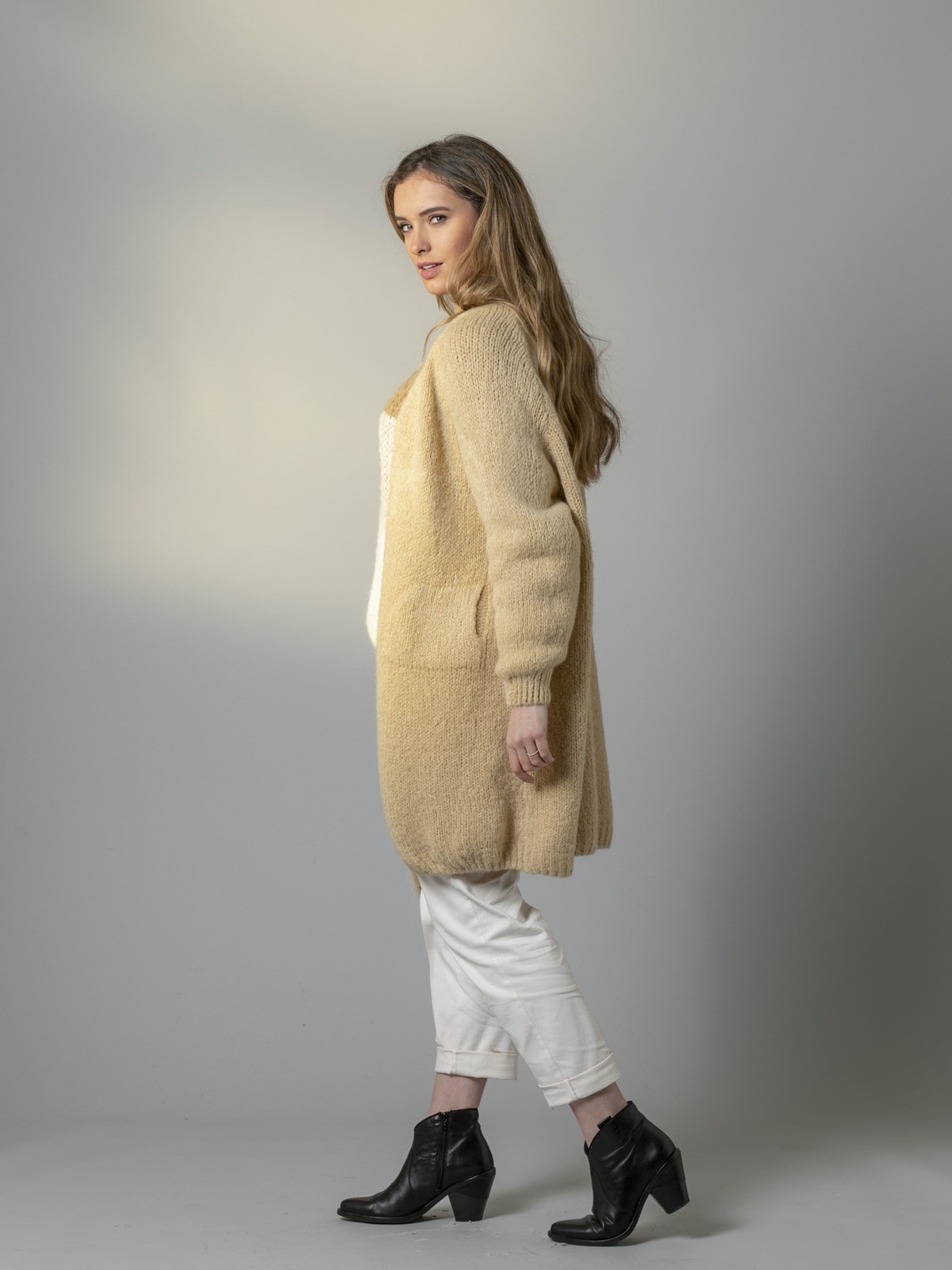 Woman Long knitted jacket with pockets Camel