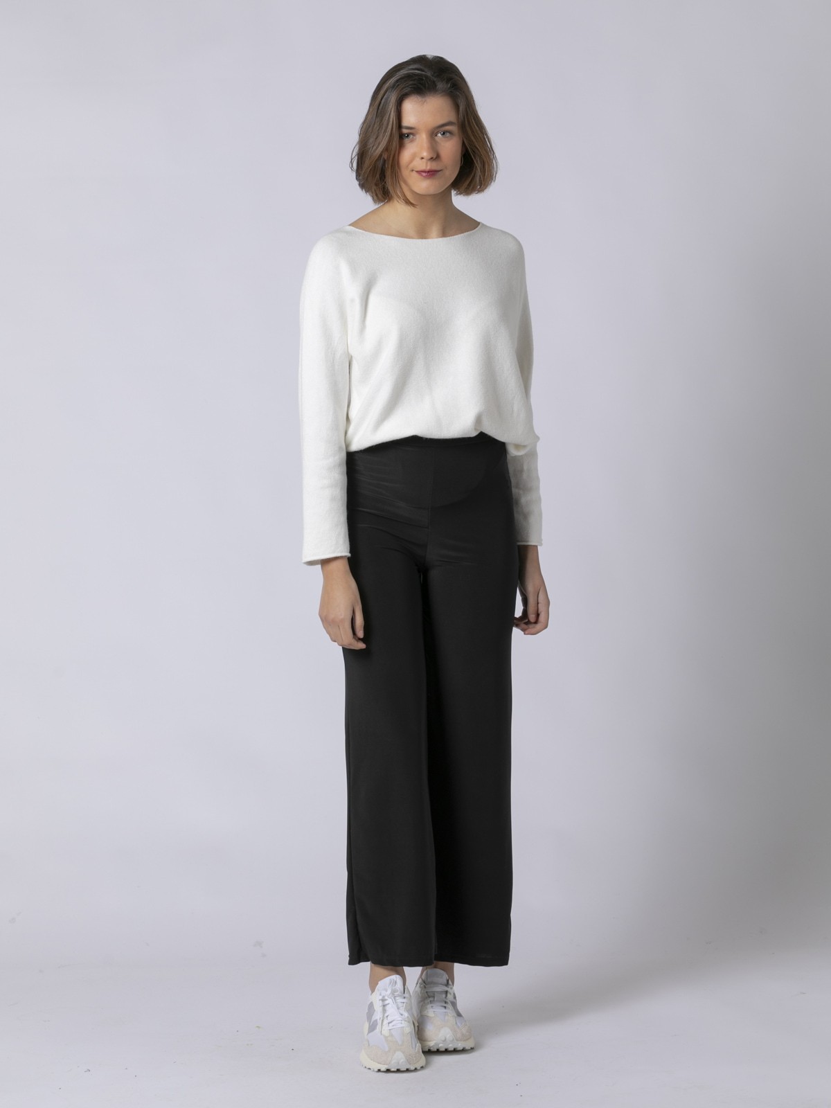 Pantalón culotte fluido punto de seda. Negro