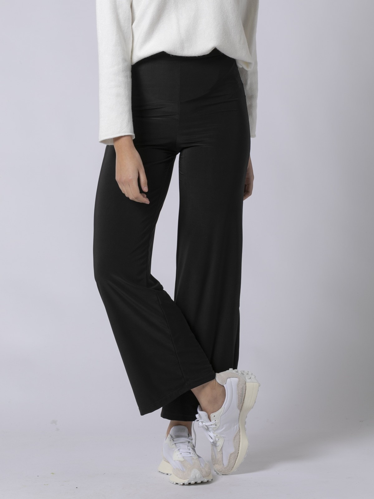 Pantalón culotte fluido punto de seda. Negro