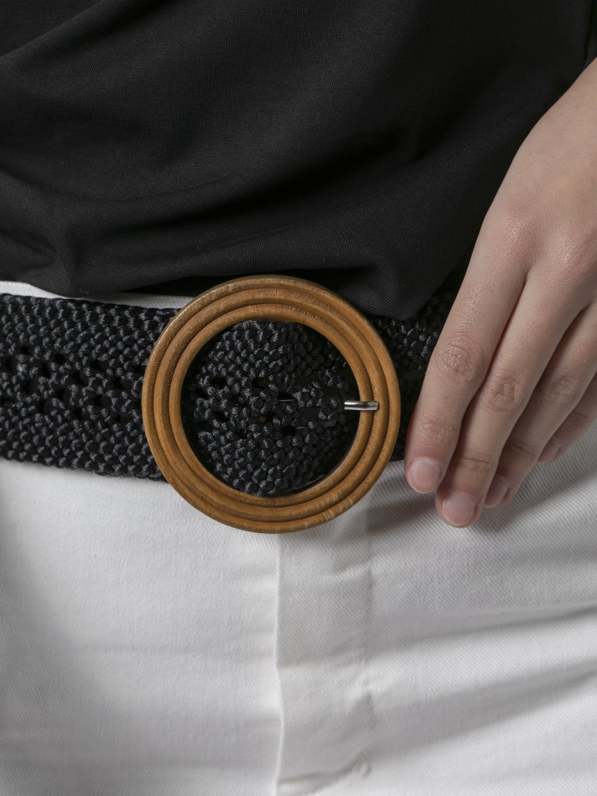 Woman Crochet belt with wooden buckle Black