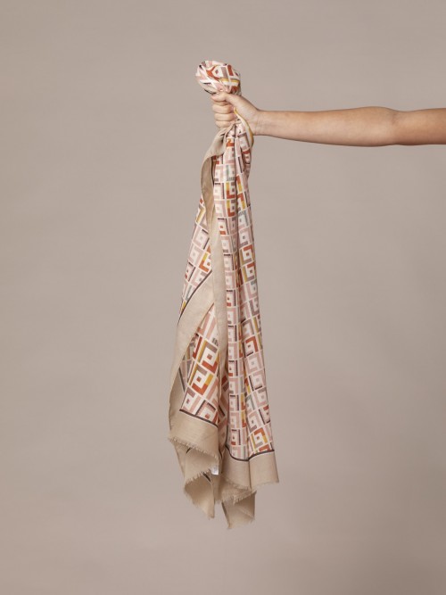 Woman Seventies print scarf Stone