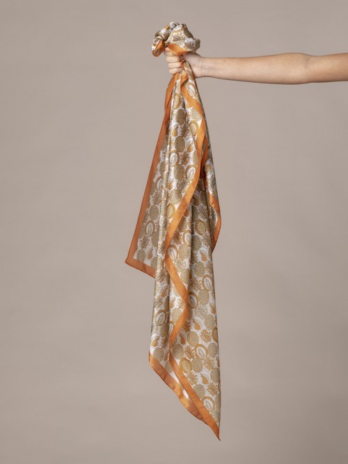Woman Leaf print fluid scarf Camel