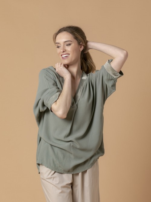 Woman Flowy oversize V-neck blouse Khaki