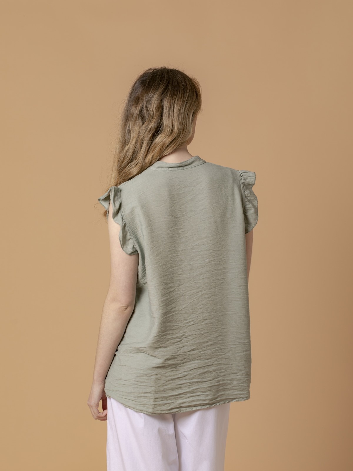 Woman Flowy plain sleeveless blouse with shoulder detail Khaki