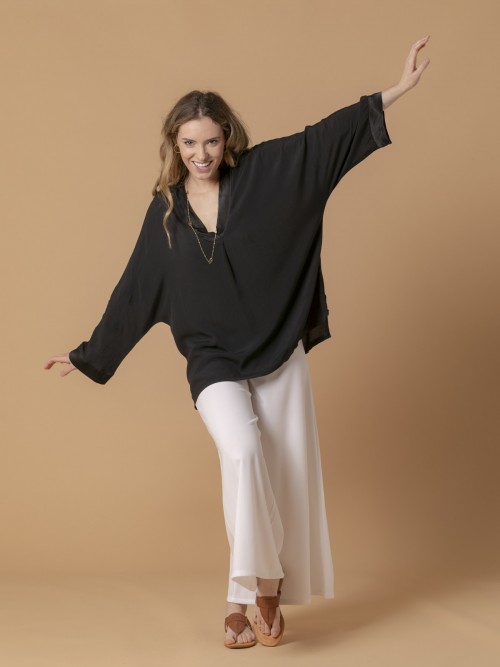 Woman Flowy oversize V-neck blouse Black