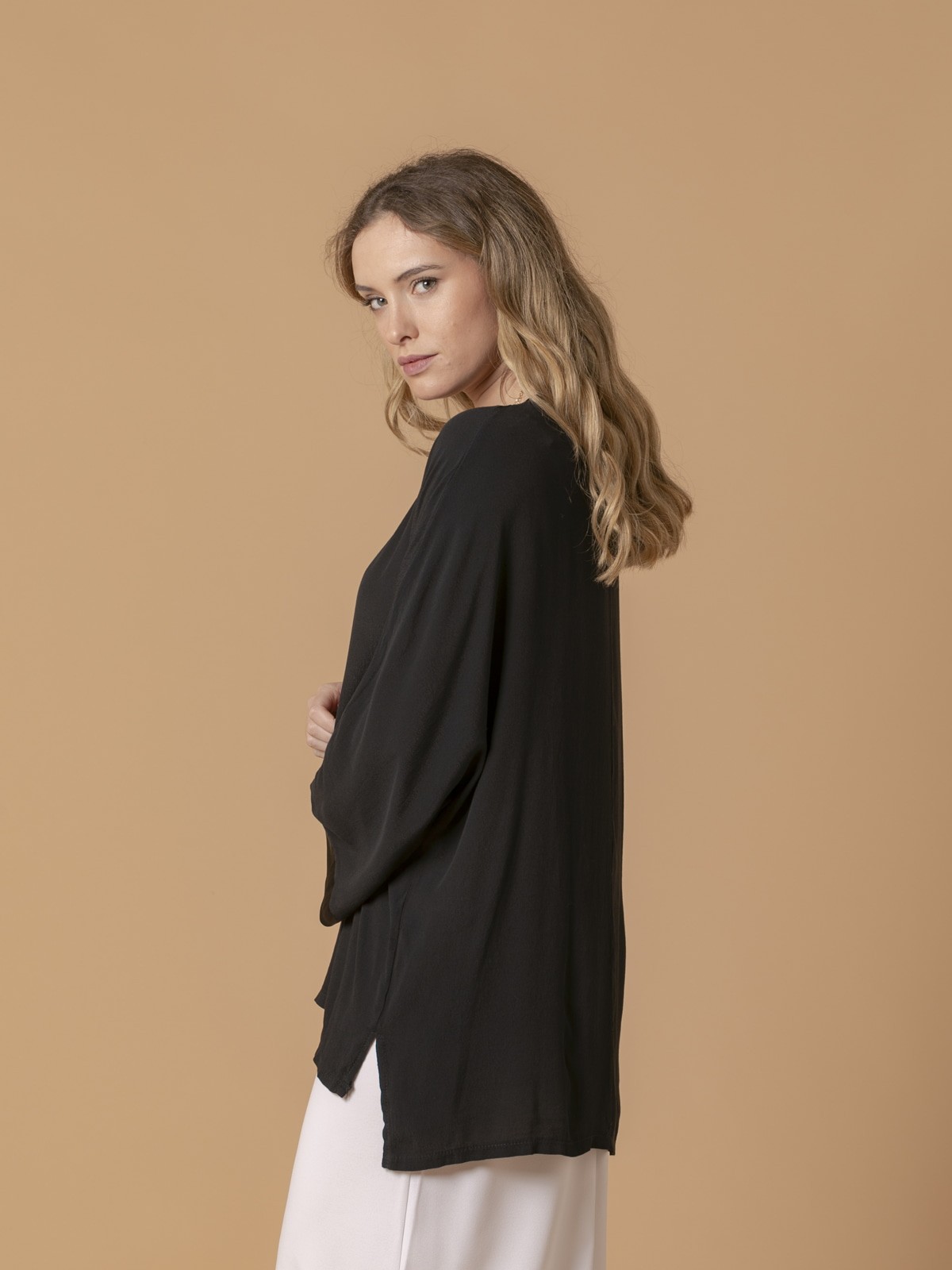 Woman Flowy oversize V-neck blouse Black