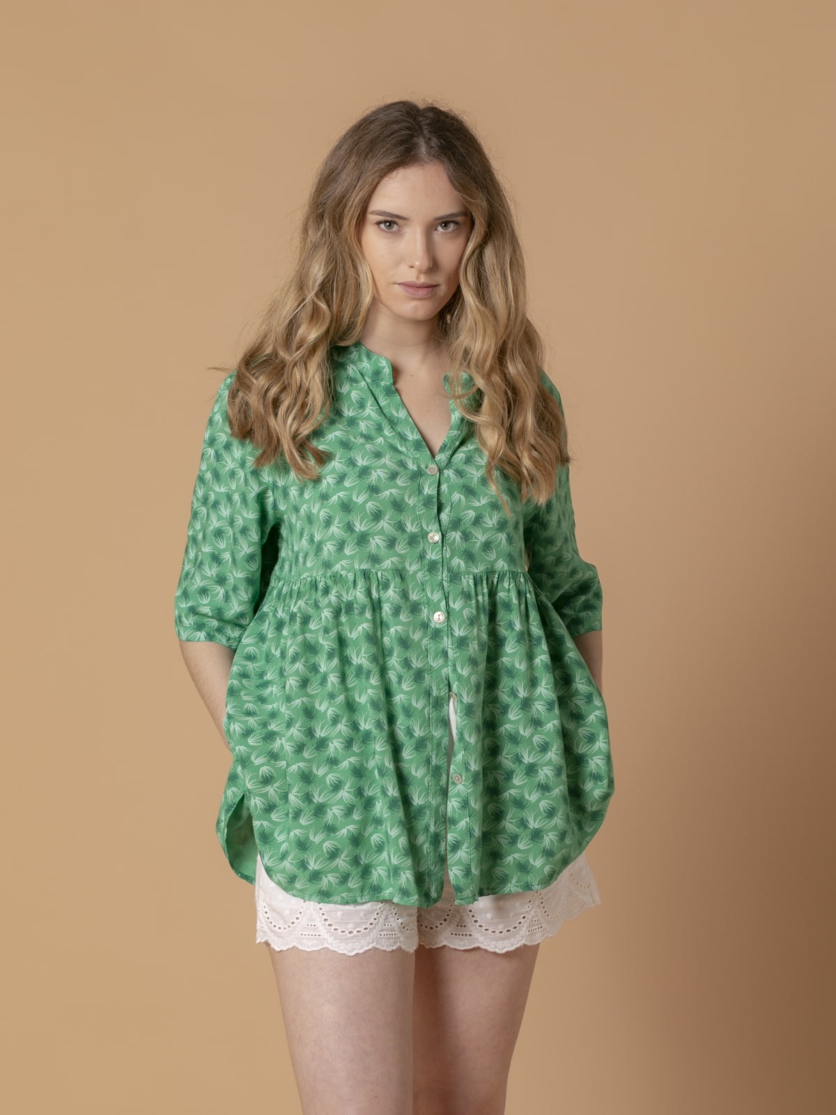 Woman Feather print blouse with buttons Green
