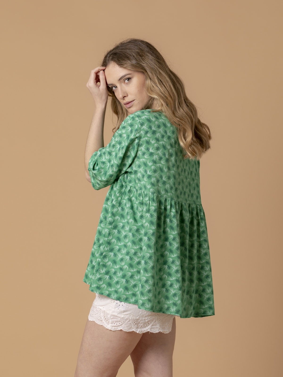 Woman Feather print blouse with buttons Green