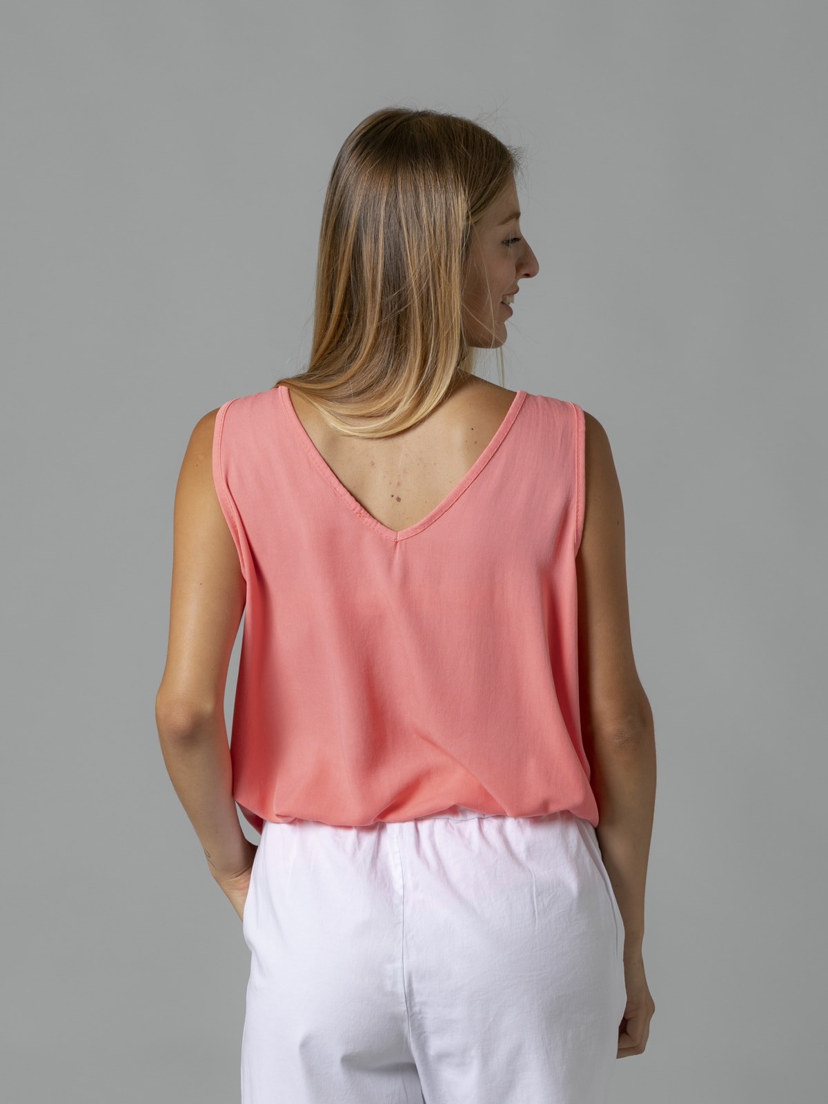 Woman Wide-strap flowy blouse Coral