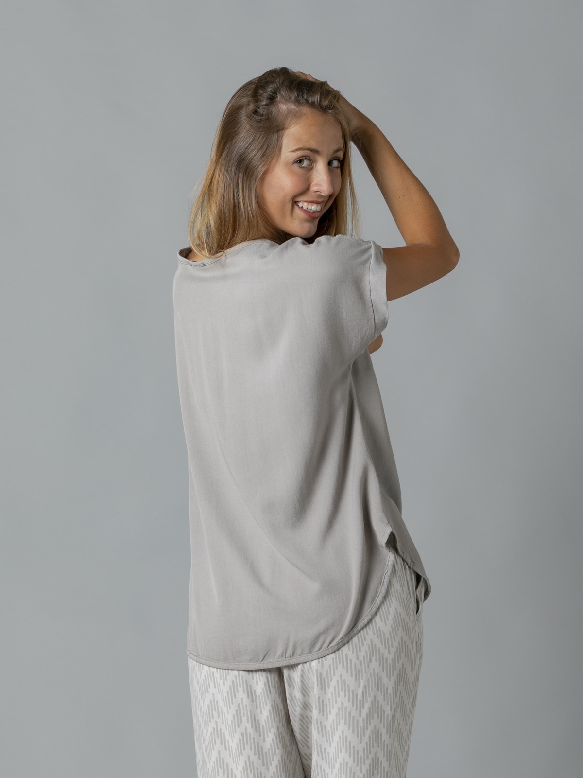 Woman Vegetal viscose rounded hem flowy blouse Taupe