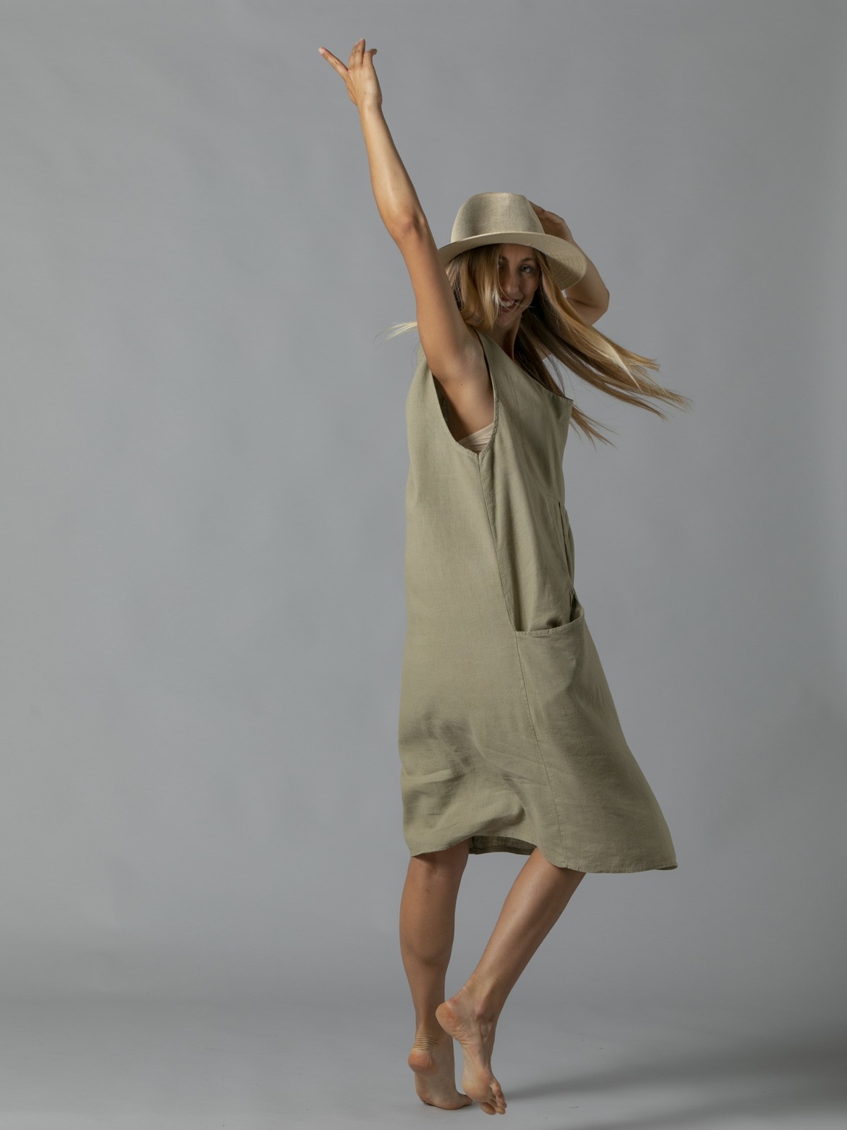 Woman Linen dress with wide straps and pockets Green claro