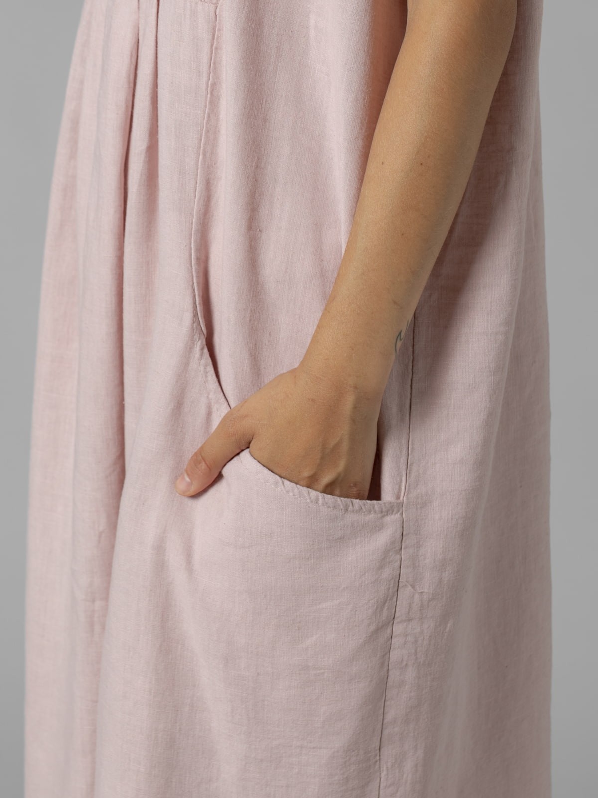 Woman Linen dress with wide straps and pockets Pink