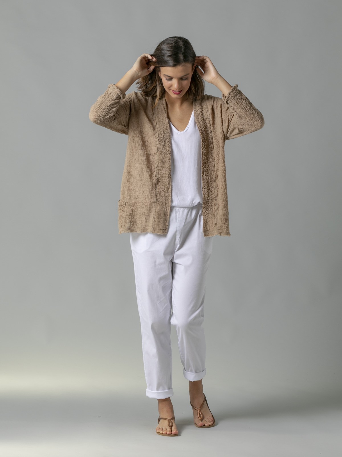 Woman Crinkled knit jacket with pockets Camel