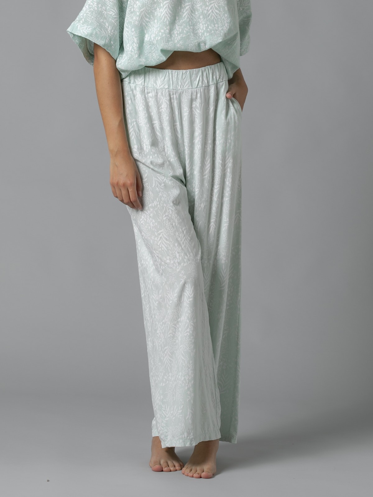 Woman Flowy printed trousers with elastic waist Aqua