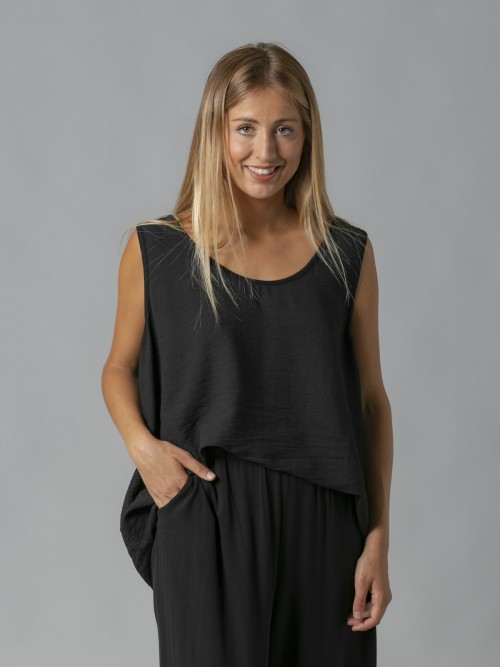 Woman Flowy blouse with rounded hem Black
