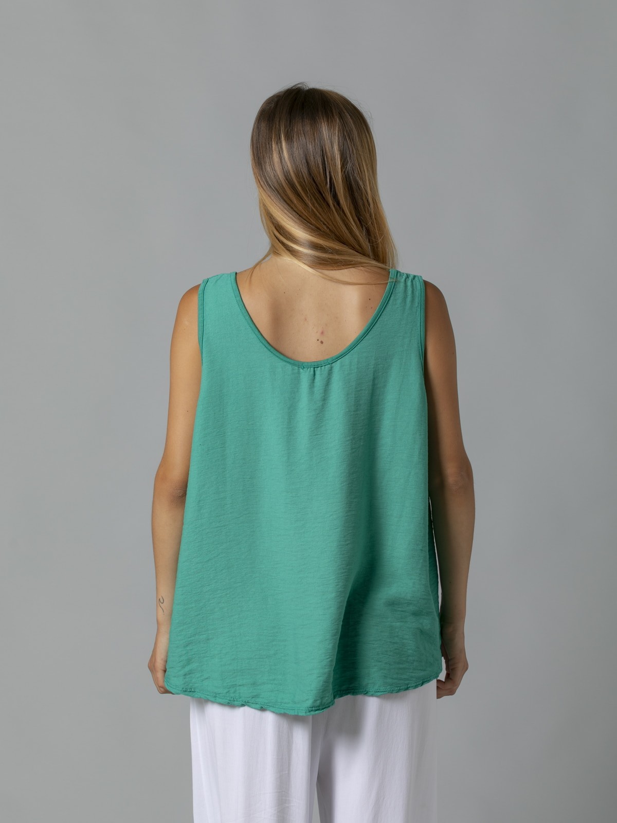 Woman Flowy blouse with rounded hem Green