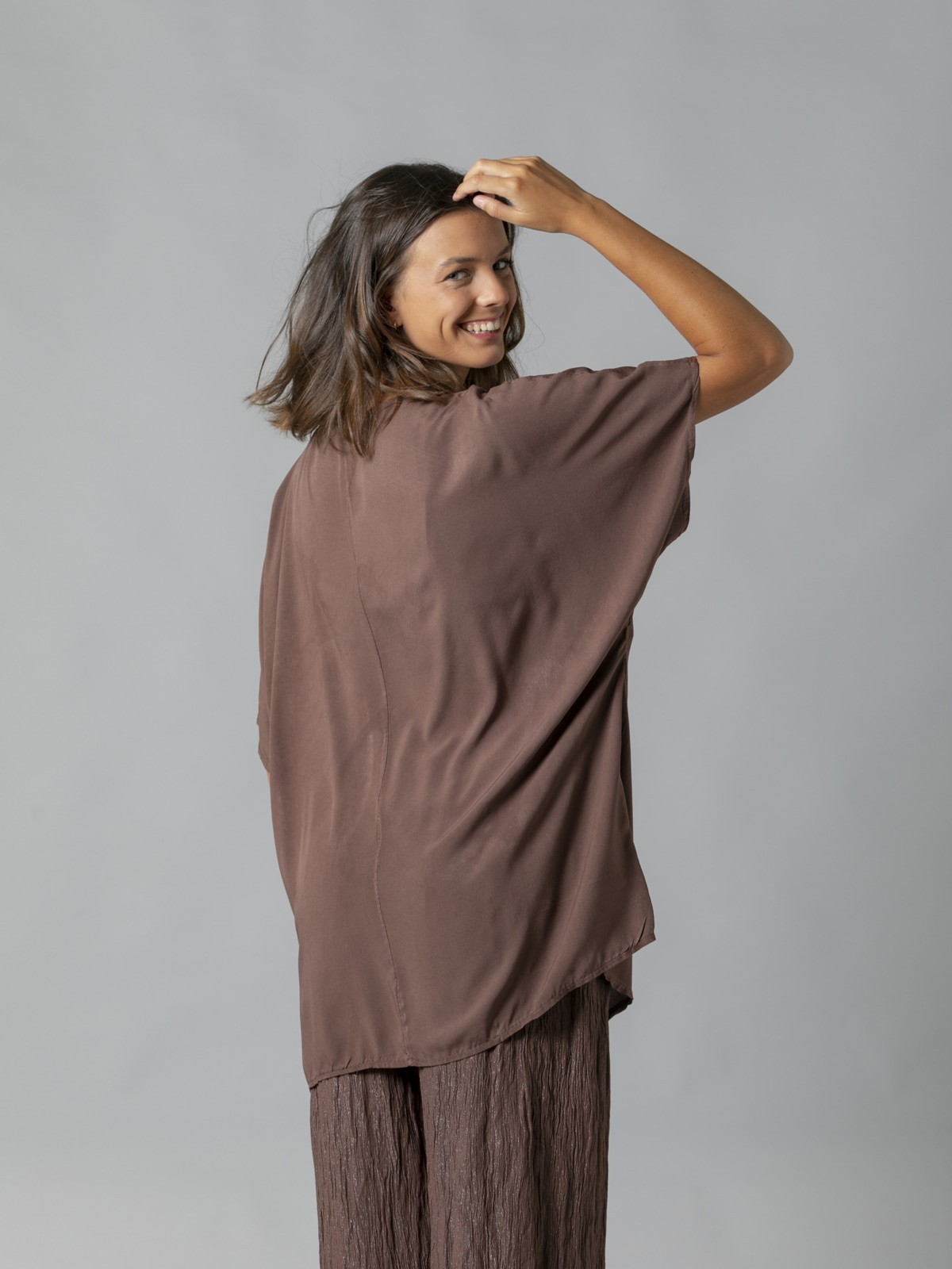 Woman Flowy oversize draped T-shirt Marrón 