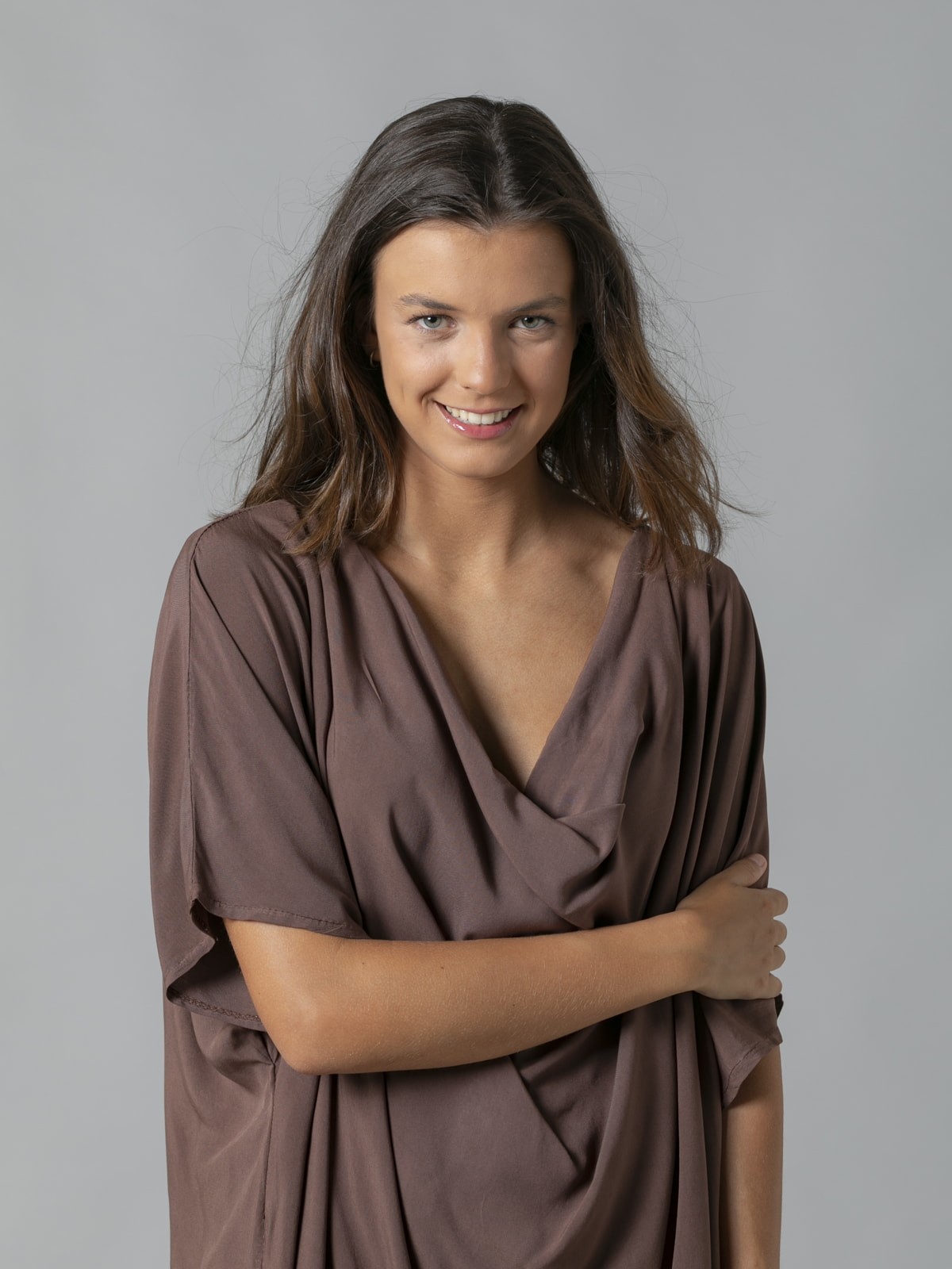 Woman Flowy oversize draped T-shirt Marrón