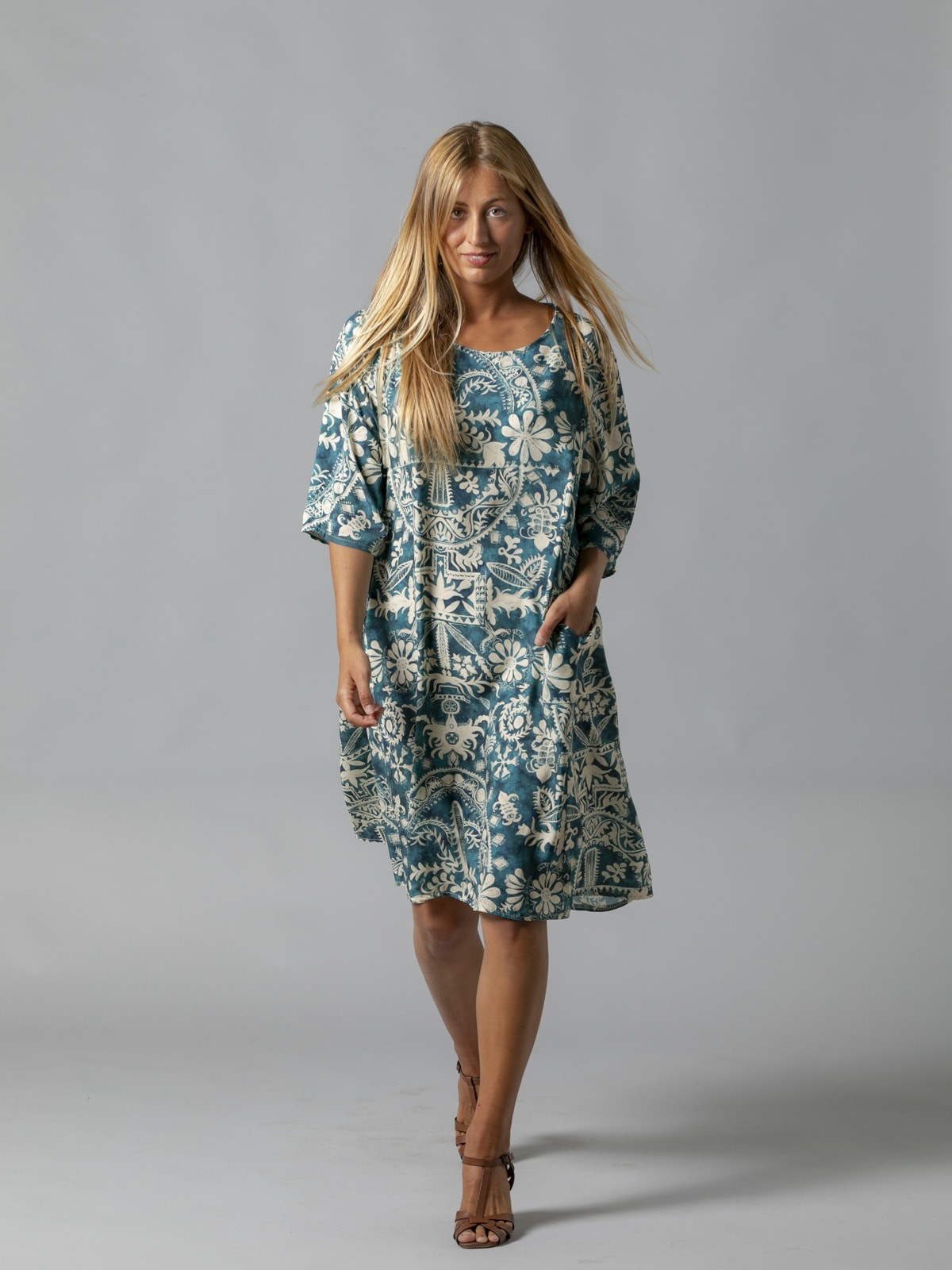 Woman Provençal print midi dress with pockets Blue