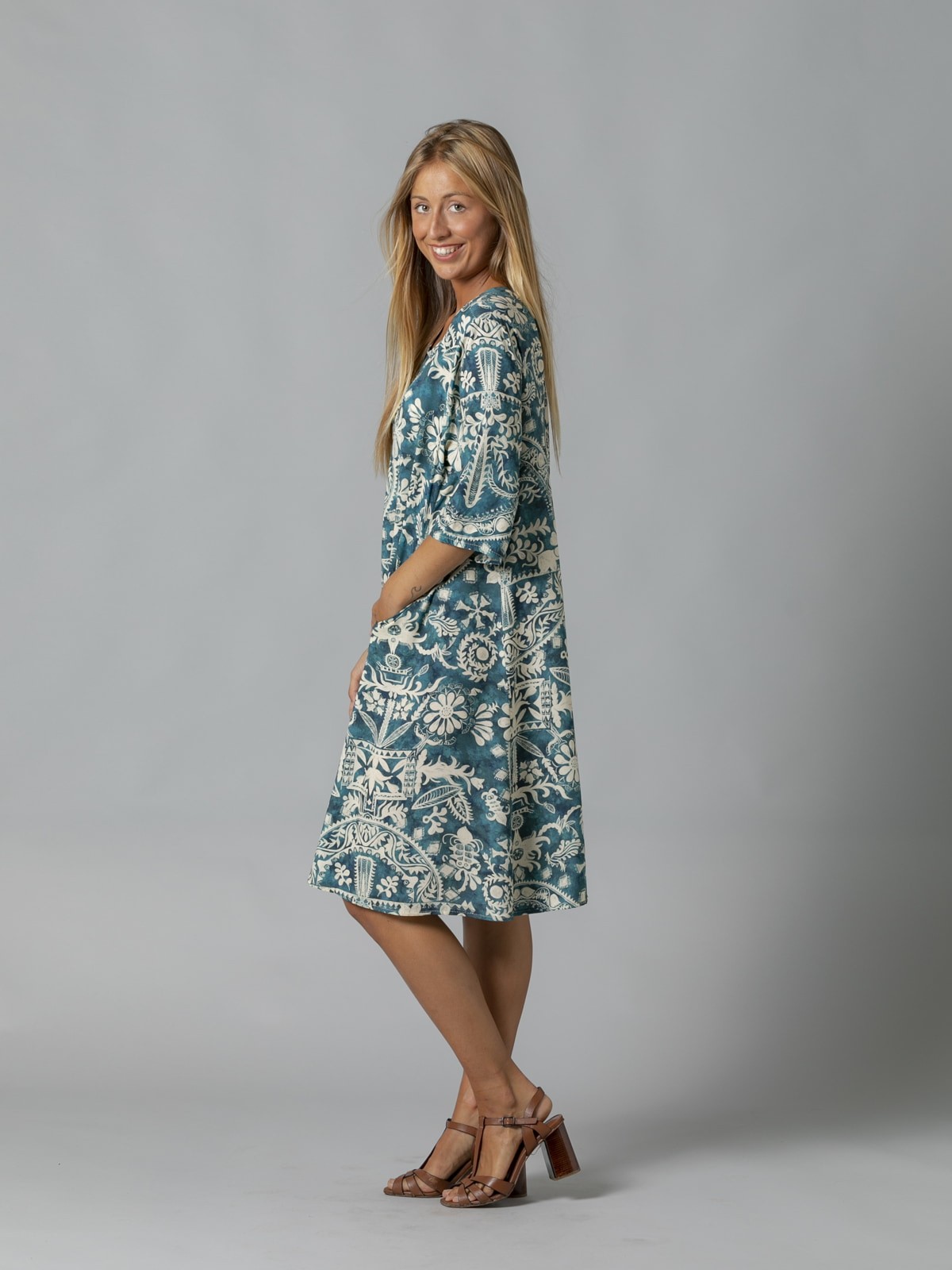 Woman Provençal print midi dress with pockets Blue