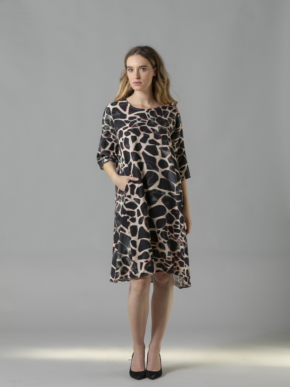 Woman animal print flowy midi dress with pockets Black