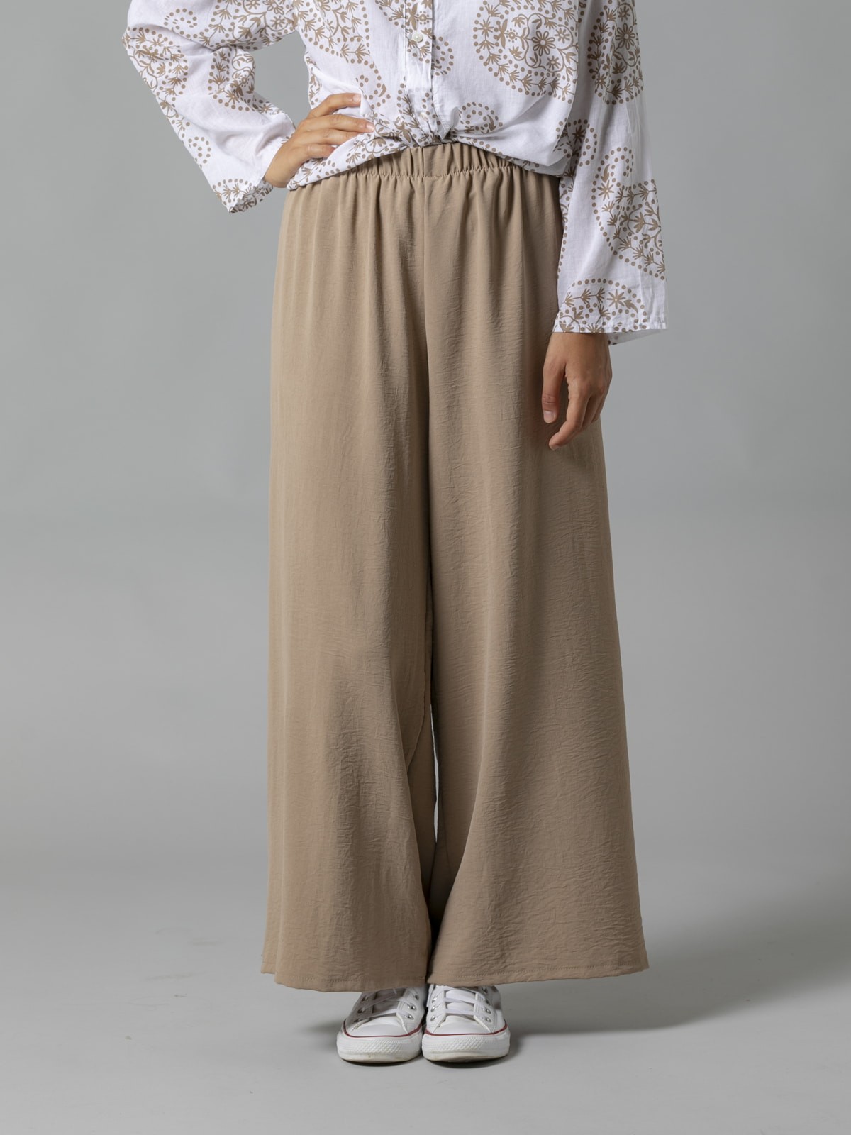 Woman Flowy trousers with elastic waist Camel