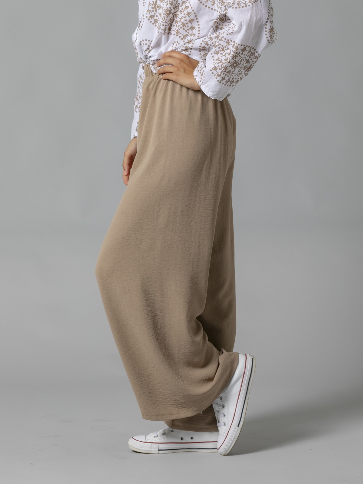 Woman Flowy trousers with elastic waist Camel