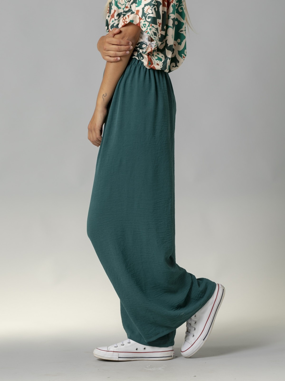 Woman Flowy trousers with elastic waist Green