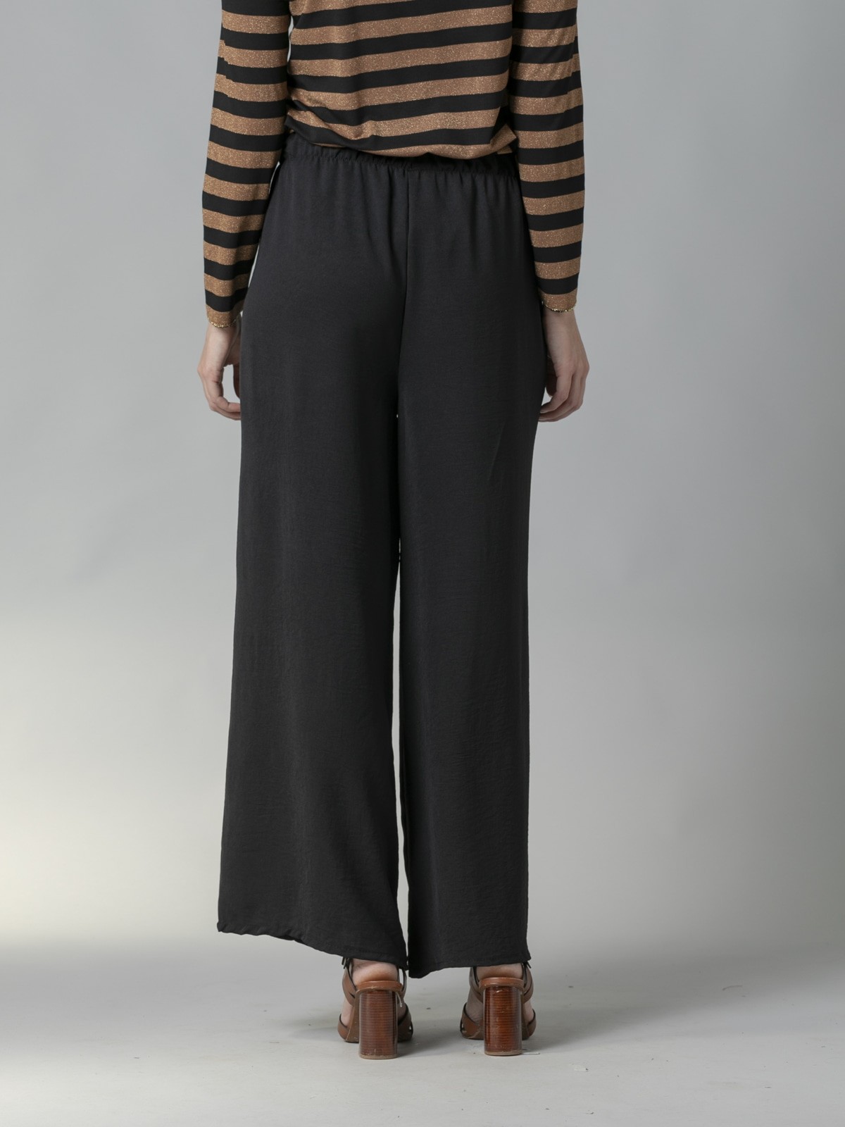 Woman Flowy trousers with elastic waist Black