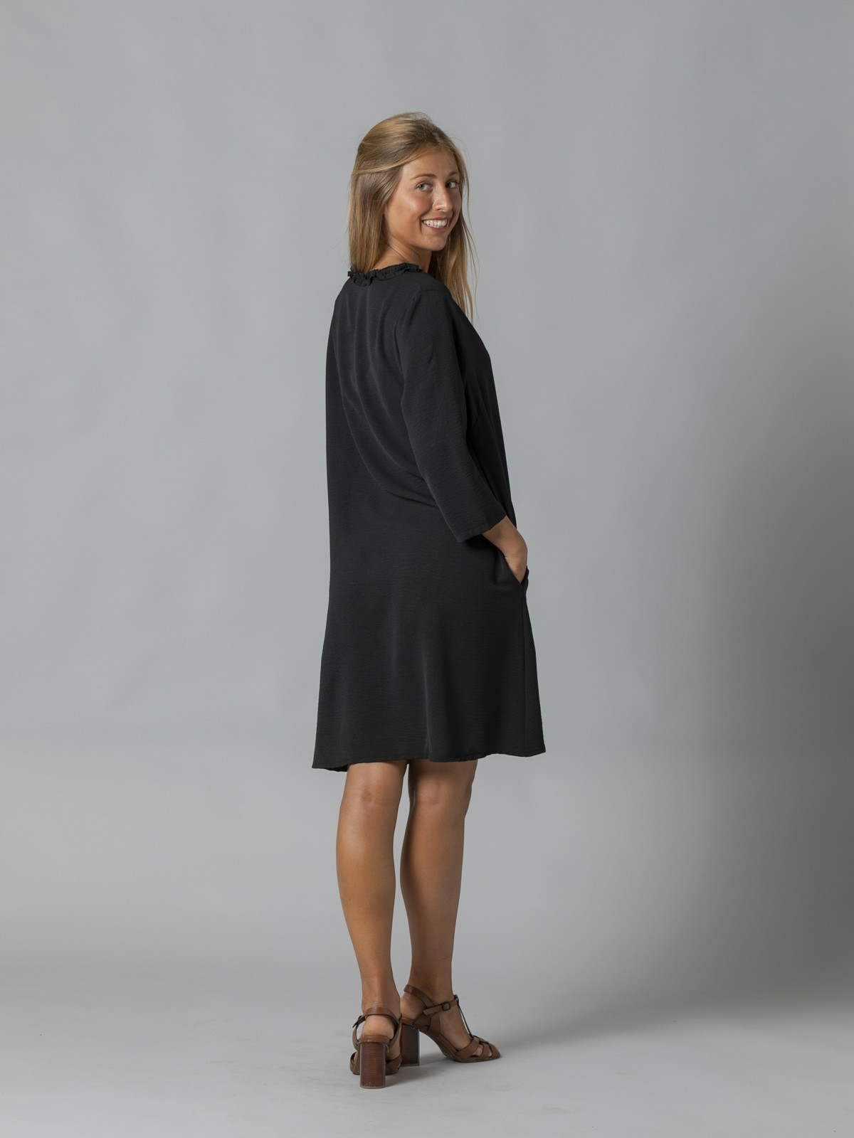 Woman Flowy dress with ruffle detail Black