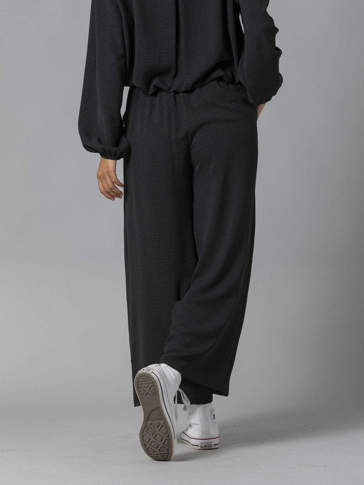 Woman Flowy trousers with elastic waist Black