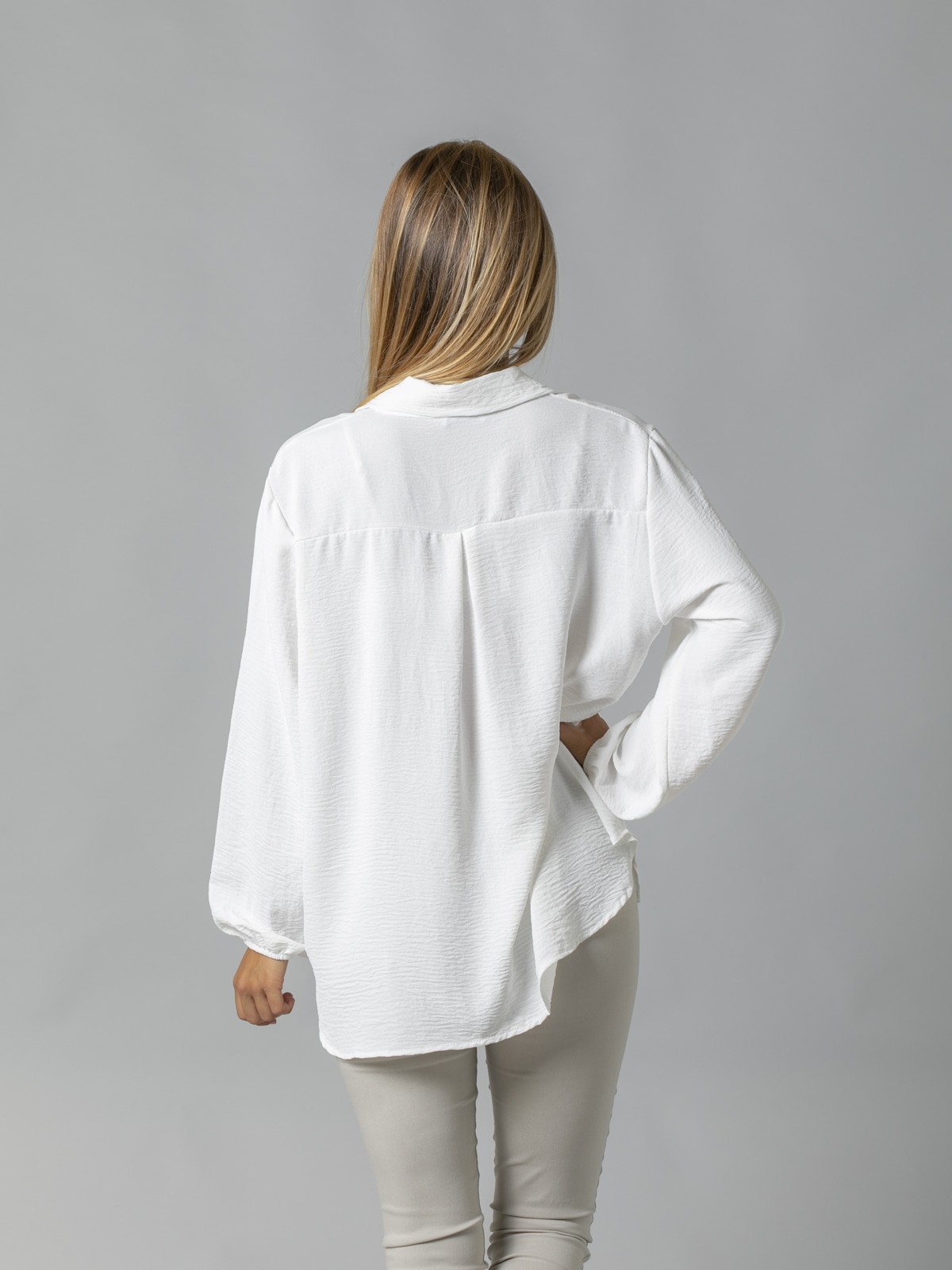 Woman Flowy blouse with shirt collar and buttons White