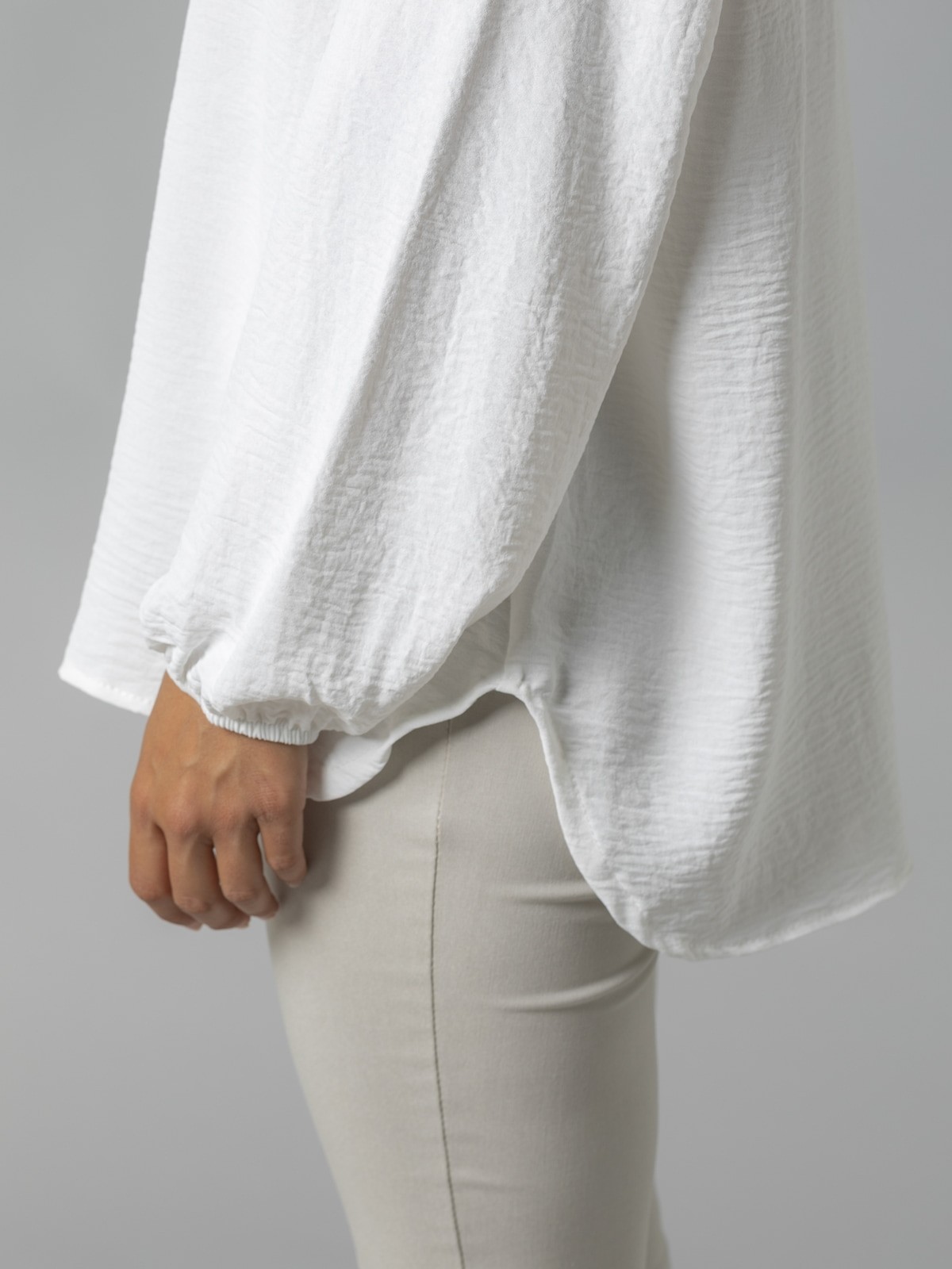 Woman Flowy blouse with shirt collar and buttons White