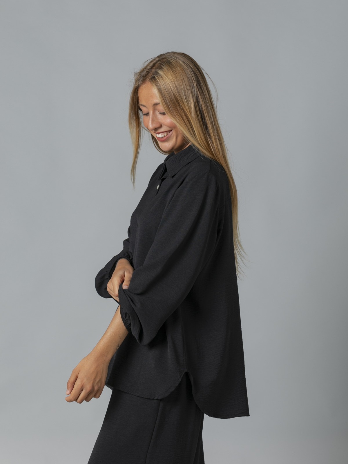 Woman Flowy blouse with shirt collar and buttons Black