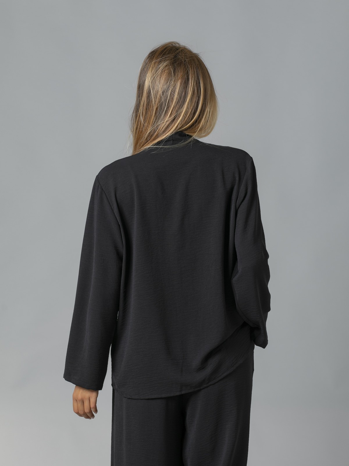 Woman V-neck flowy blouse Black
