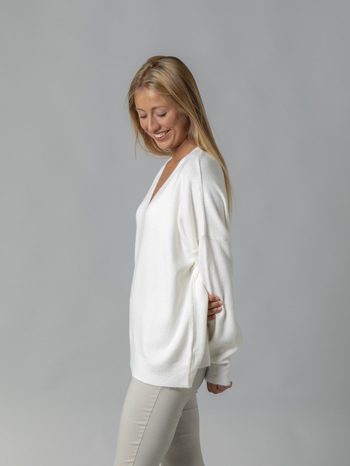 Woman Oversize soft cashmere-like V-neck sweater Marfil