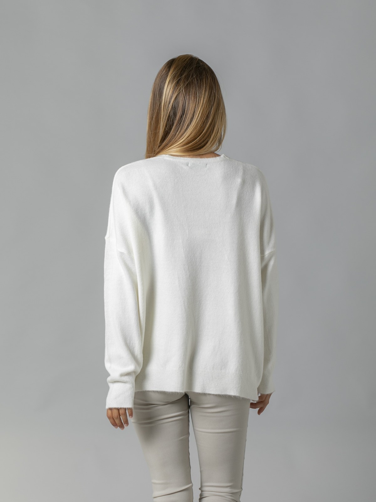 Woman Oversize soft cashmere-like V-neck sweater Marfil