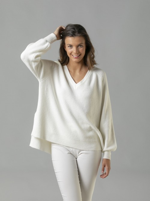 Woman Soft ribbed V-neck sweater with opening detail Marfil