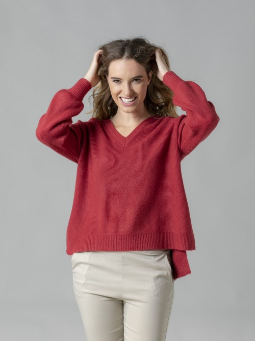 Woman Soft ribbed V-neck sweater with opening detail Bordeaux