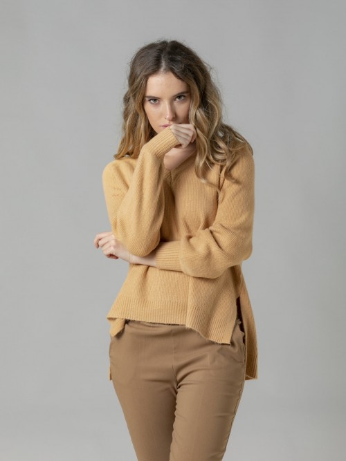 Woman Soft ribbed V-neck sweater with opening detail Camel