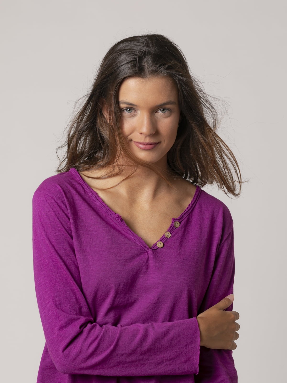 Woman cotton t-shirt with neckline and button detail Mallow