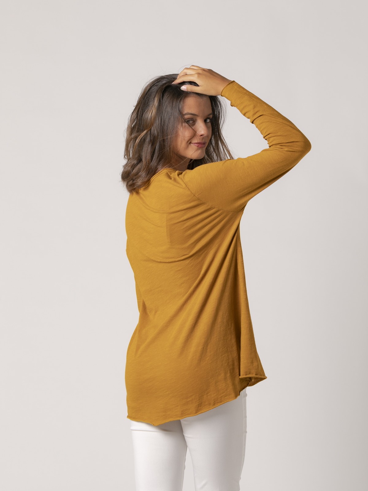 Woman cotton t-shirt with neckline and button detail Mostaza