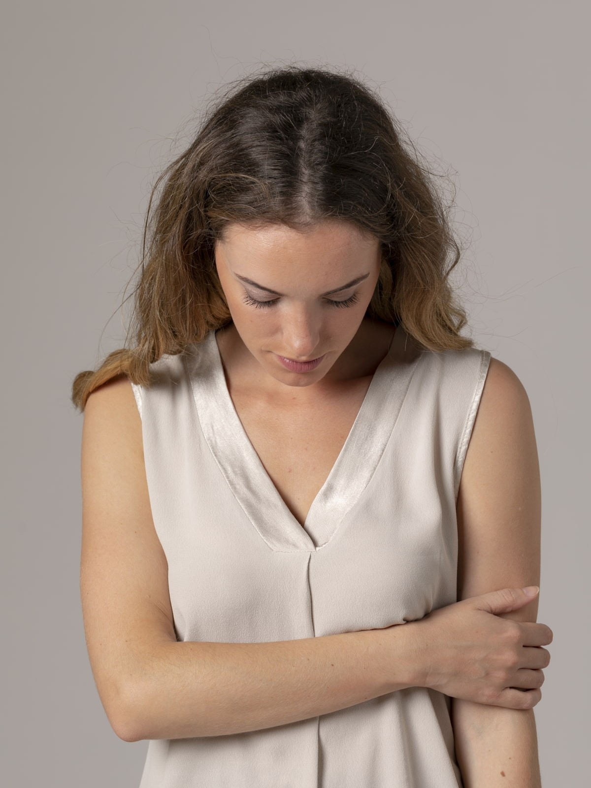 Woman Flowy sleeveless V-neck blouse Beige