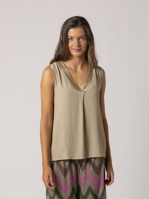 Woman Flowy sleeveless V-neck blouse Camel