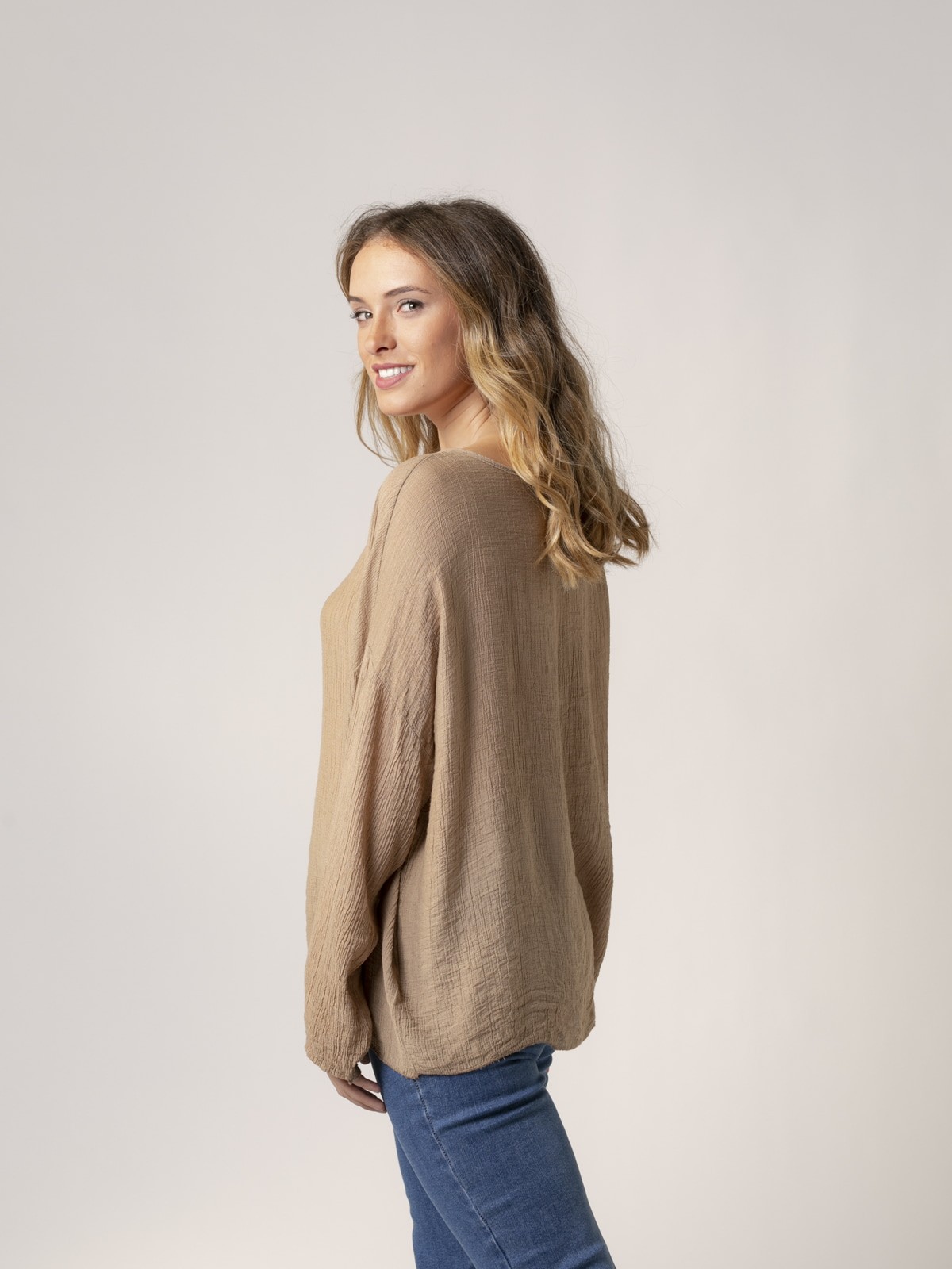 Woman Flowy teen blouse with buttons Camel
