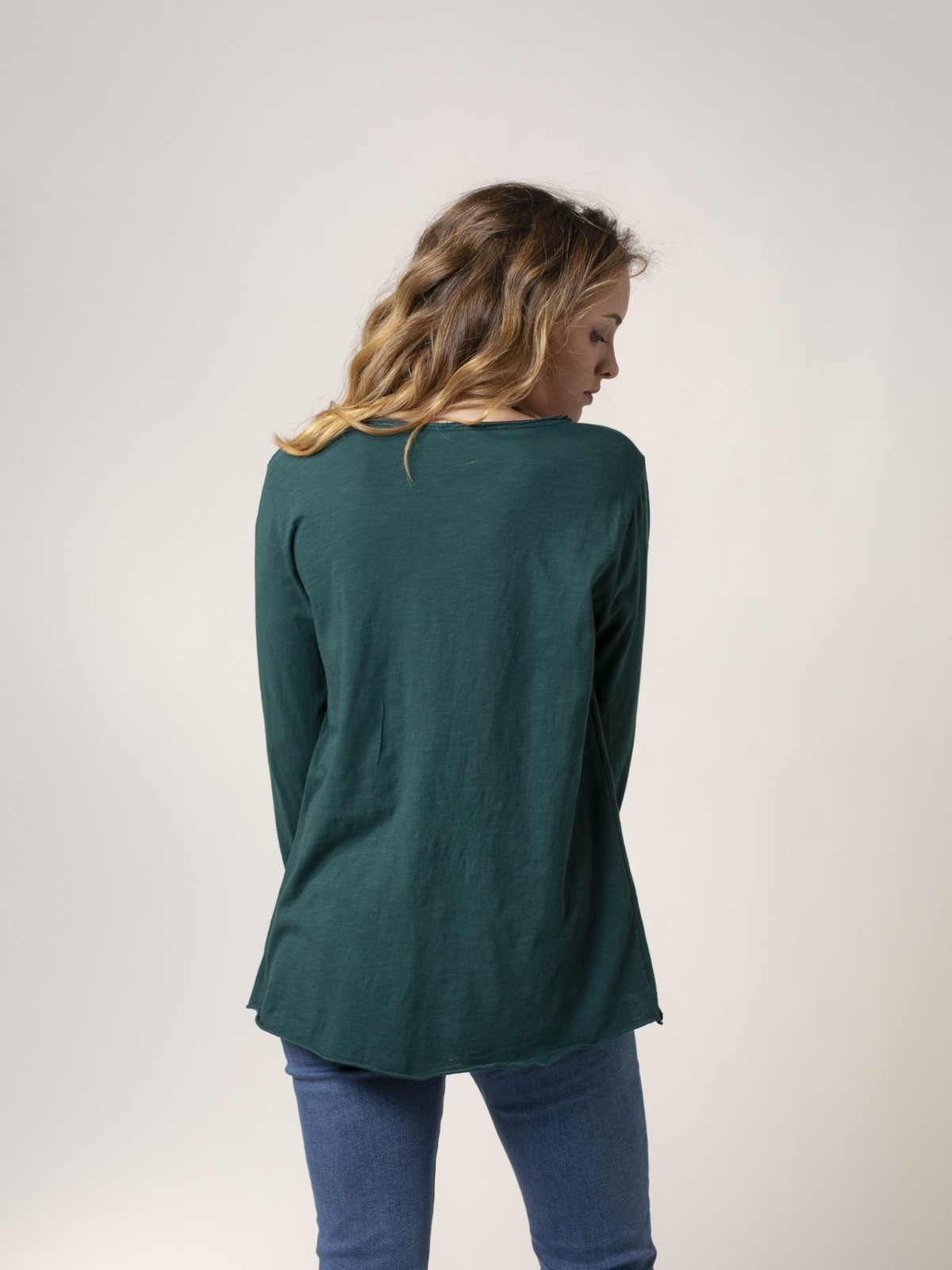 Woman cotton t-shirt with neckline and button detail Green